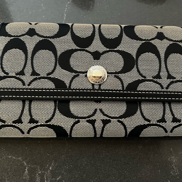 Black coach wallet, like new condition.  Please view all photos carefully. - Picture 1 of 8